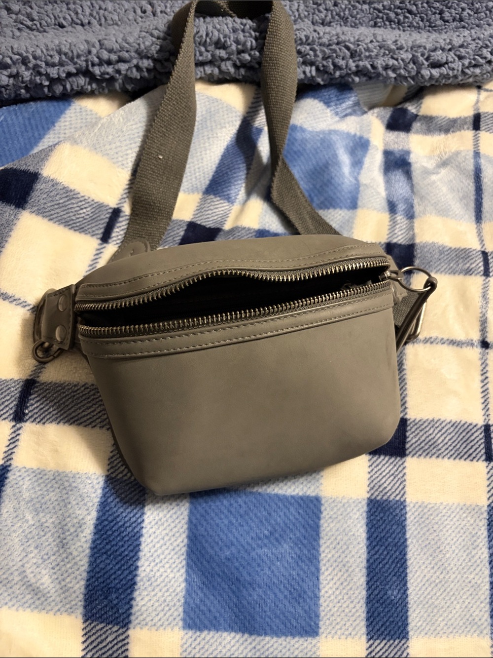 Universal Thread Gray Belt Bag with Zipper Pocket